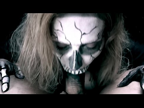 ❤️ Demonska djevojka siše kurac svojim crnim ustima i guta spermu. ☑ Porno na bs.doujin-sexy.ru